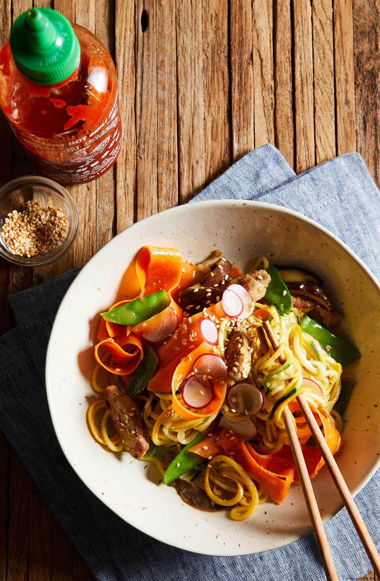 Tazones asiáticos de fideos con carne de cerdo y vegetales 