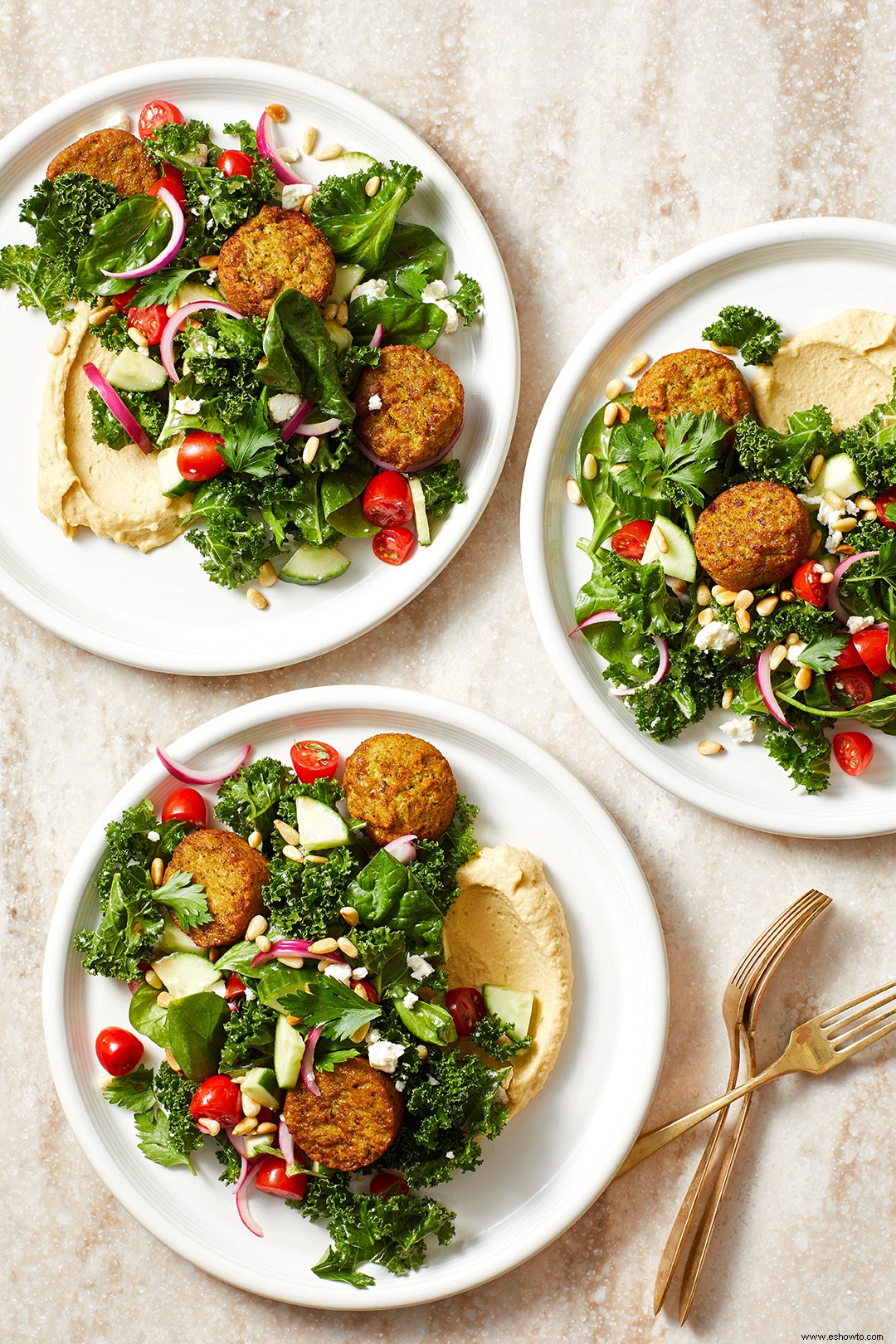 Ensalada De Col Rizada Y Falafel Con Piñones Tostados 