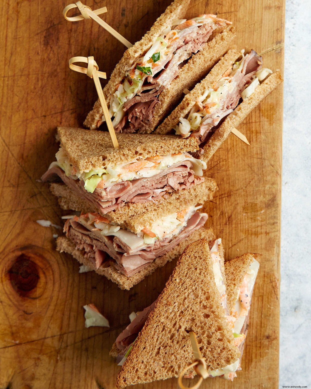 Sándwiches de carne asada y ensalada de repollo 