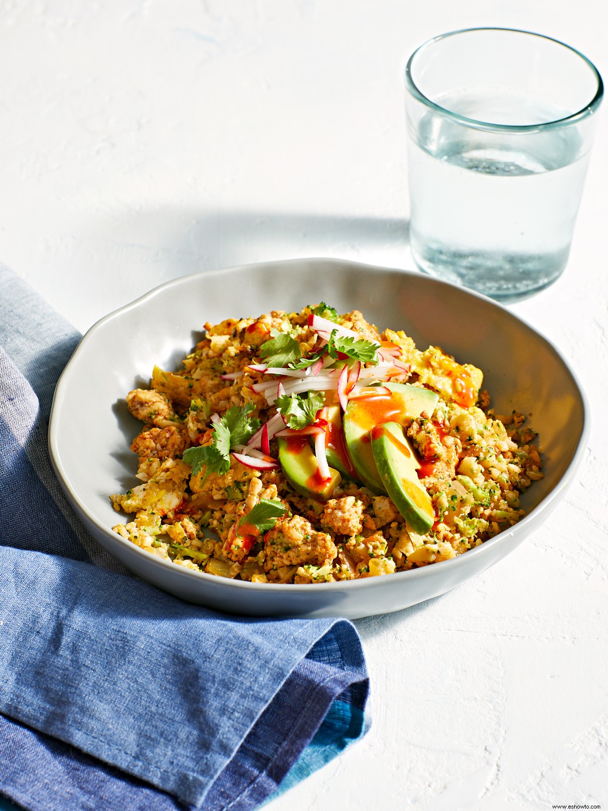 Arroz Frito Mexicano De Vegetales Con Rábanos Y Aguacate 