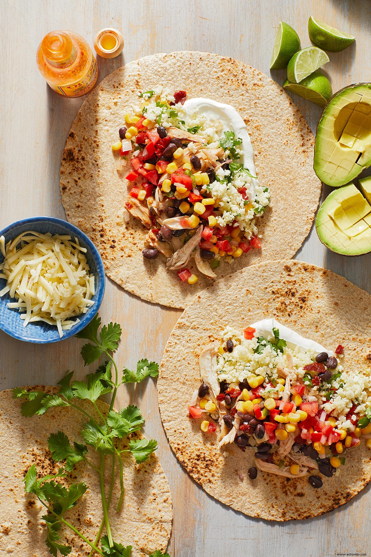 Burritos de pollo y frijoles negros con arroz con cilantro y lima 