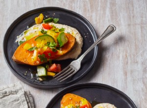 Receta Vegana: Camote con Hummus de Frijoles Blancos y Ensalada Israelí