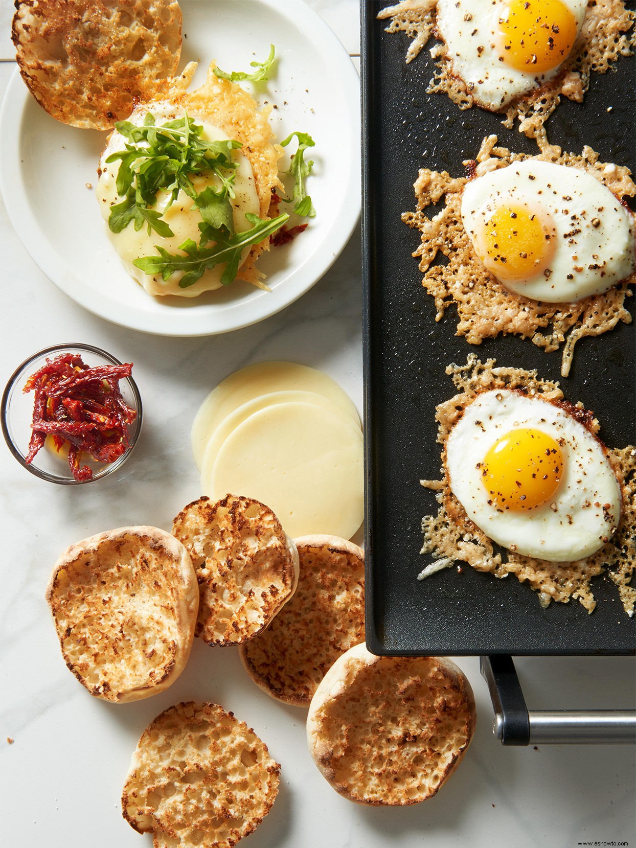 Sándwiches de desayuno con huevo frito y queso Frico 