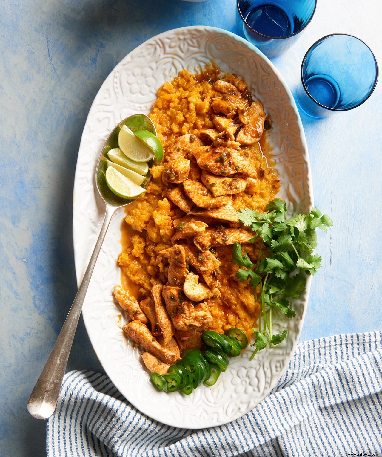 Arroz de coco y nueces con pollo sazonado tailandés 