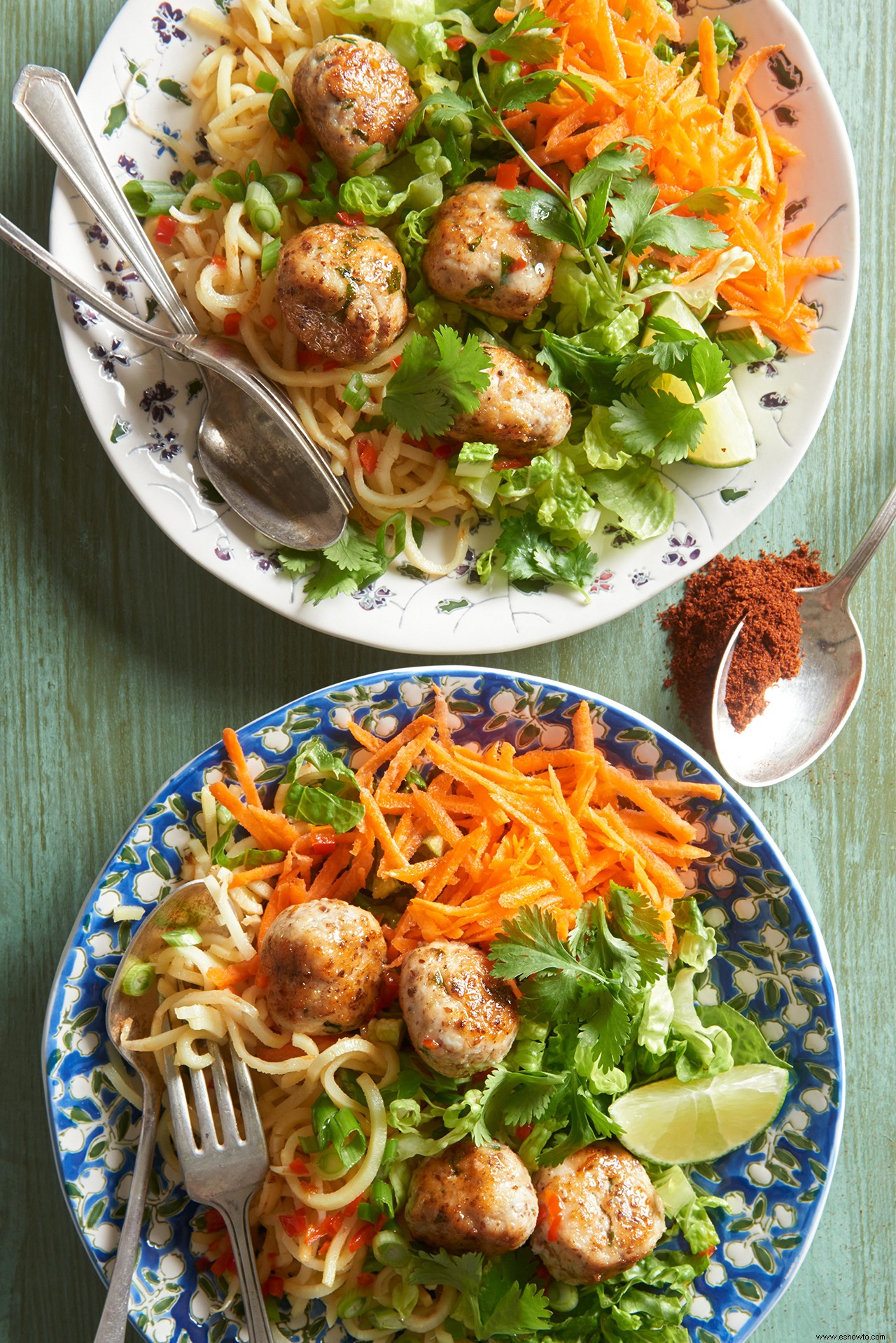 Tazón de fideos con albóndigas de pollo Paleo 