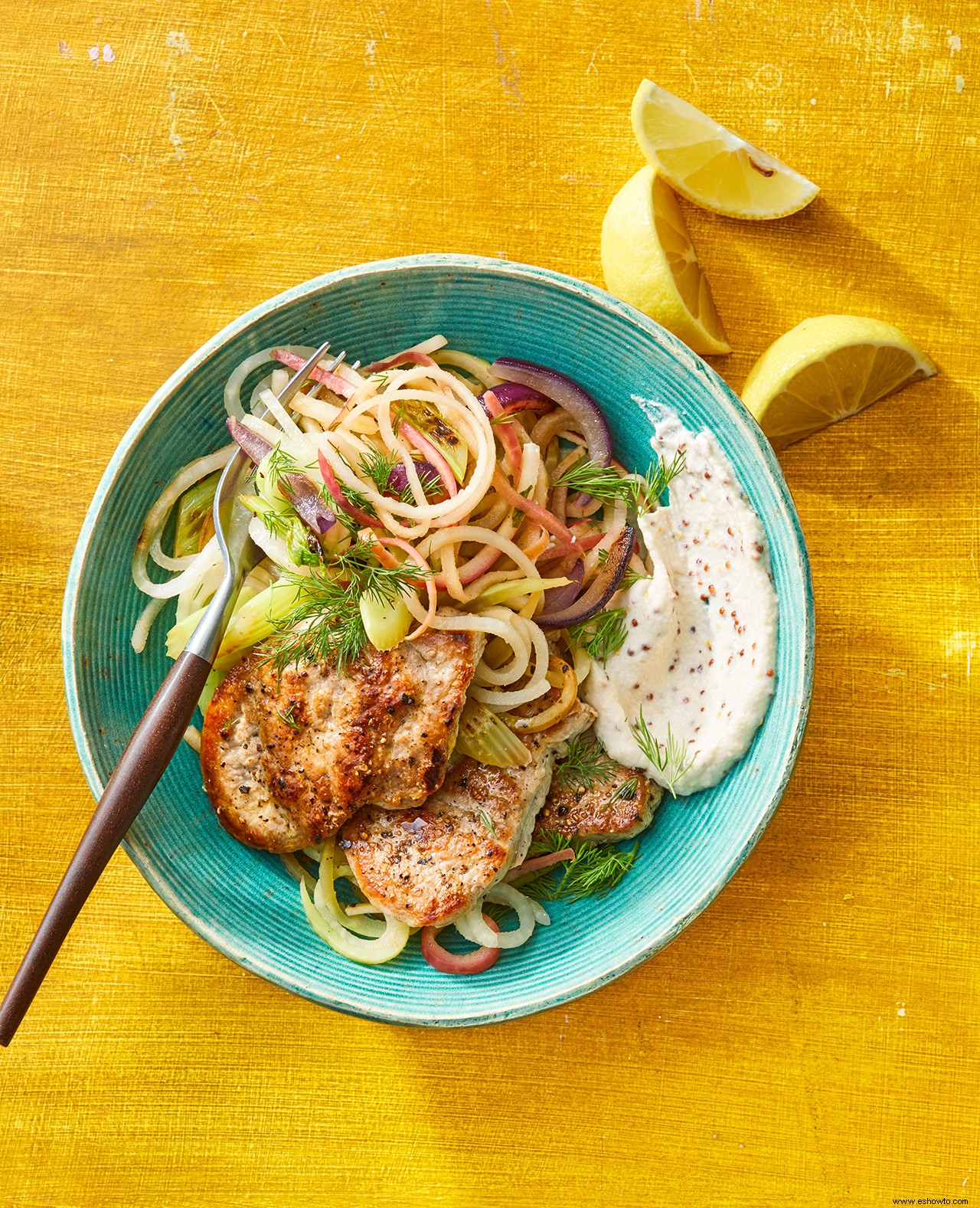 Tazones de fideos con cerdo y colirrábano 