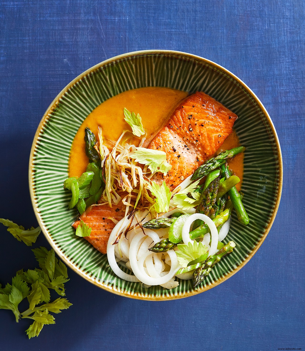 Tazones de fideos con nabo con salmón y salsa de curry 