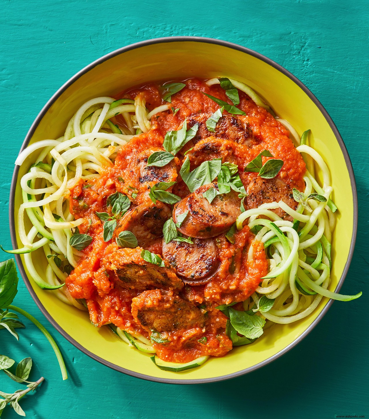 Tazones de fideos con salsa de tomate y salchicha 