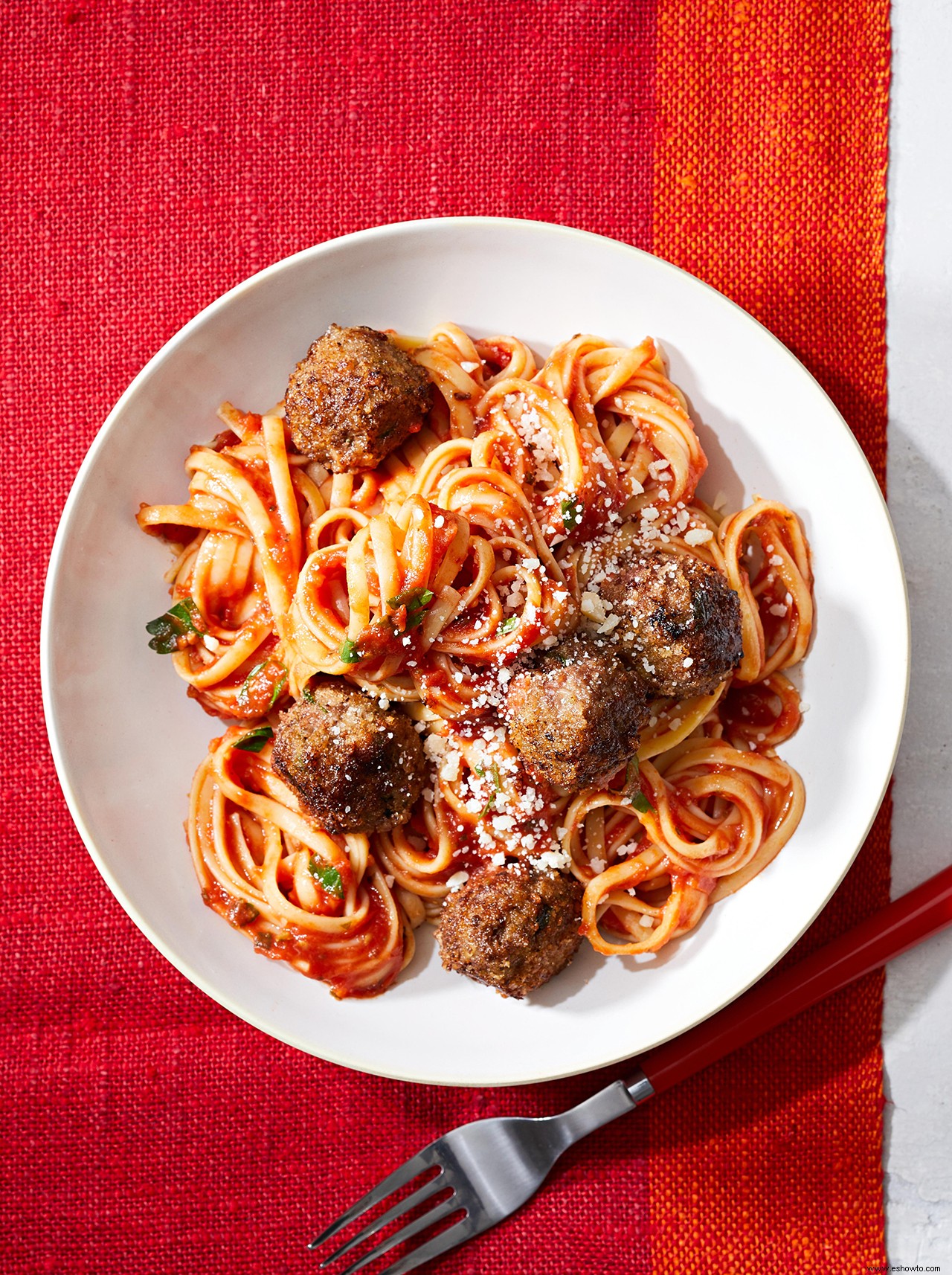 Albóndigas crujientes de ricotta con salsa de tomate en sartén 