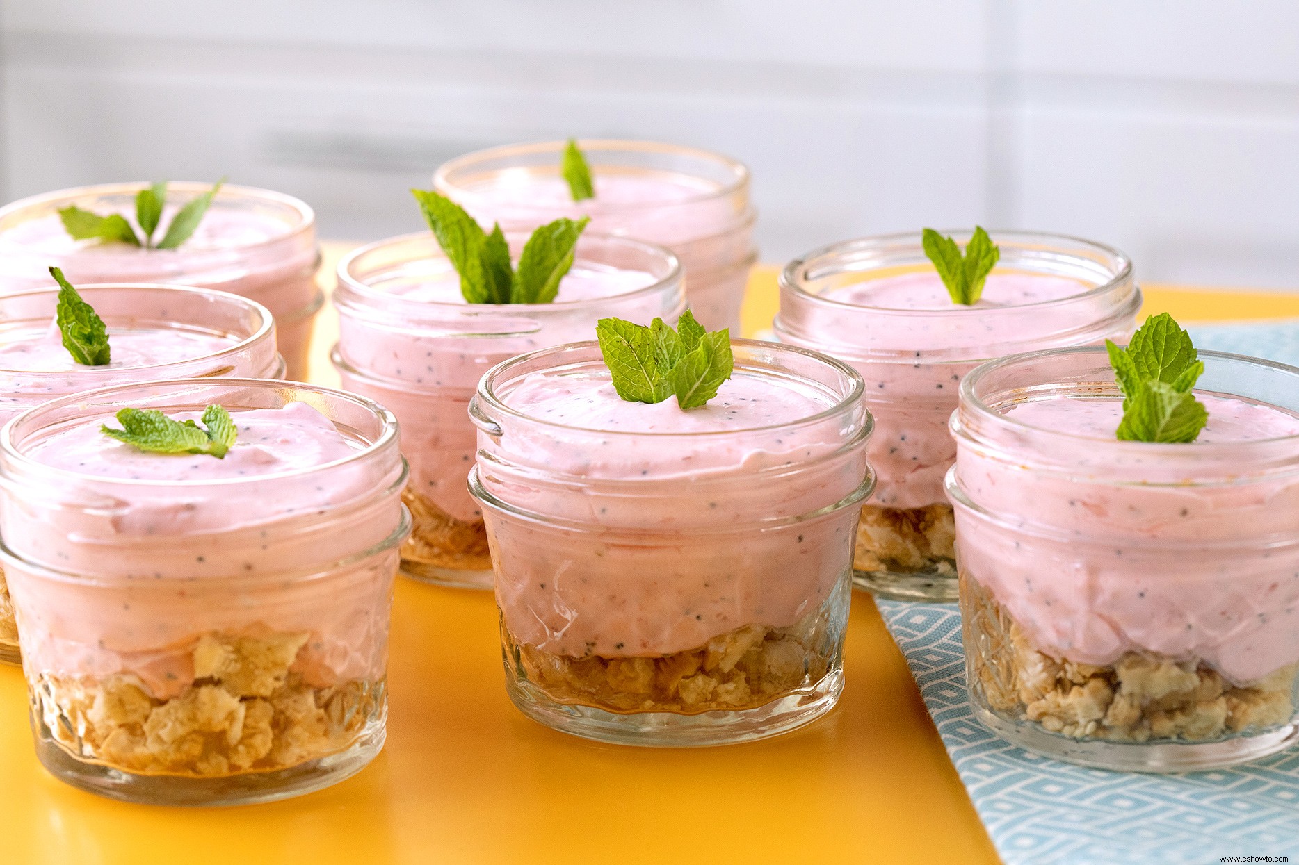 Tarros de tarta de queso con semillas de amapola y fresas 