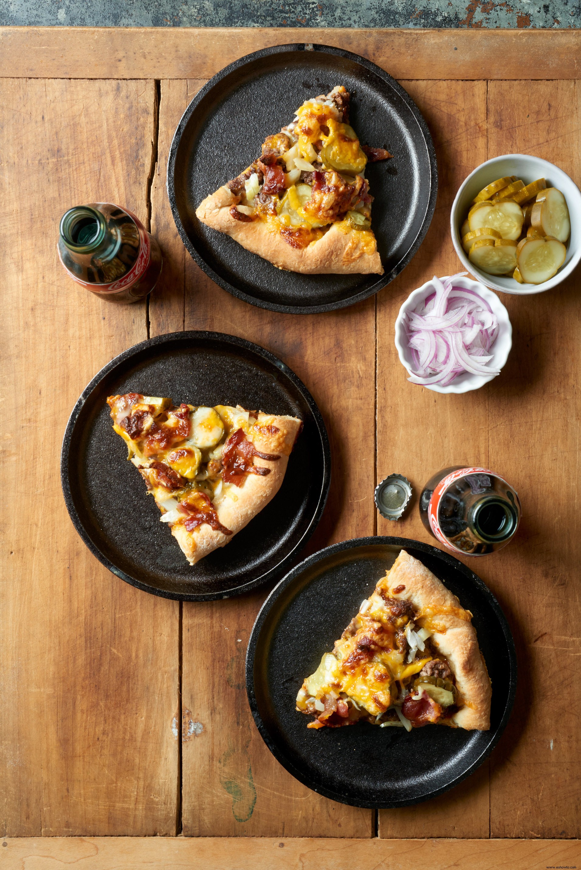 Pizza de sartén de hamburguesa con queso cargada 