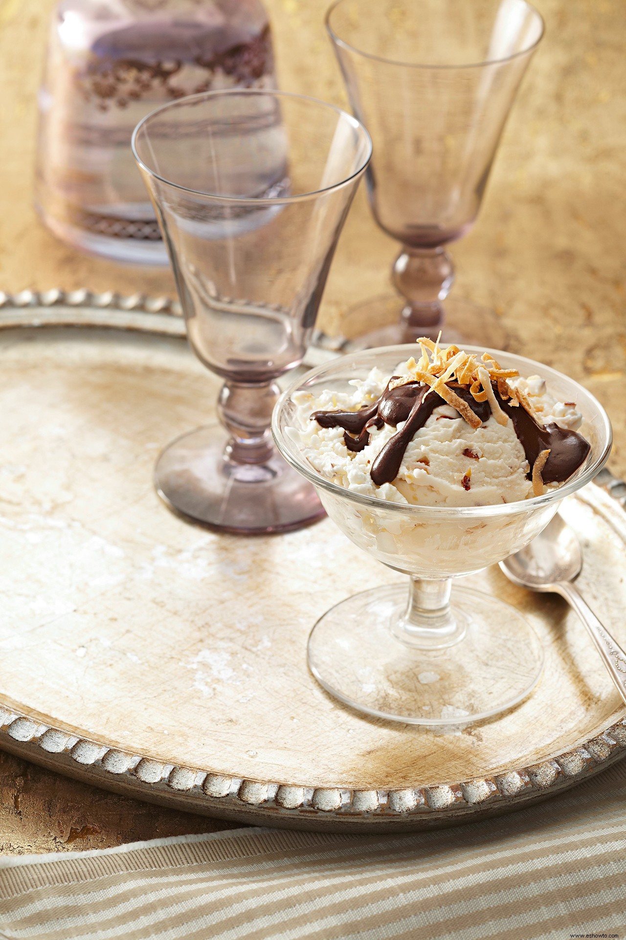 Yogur griego helado de coco y almendras 