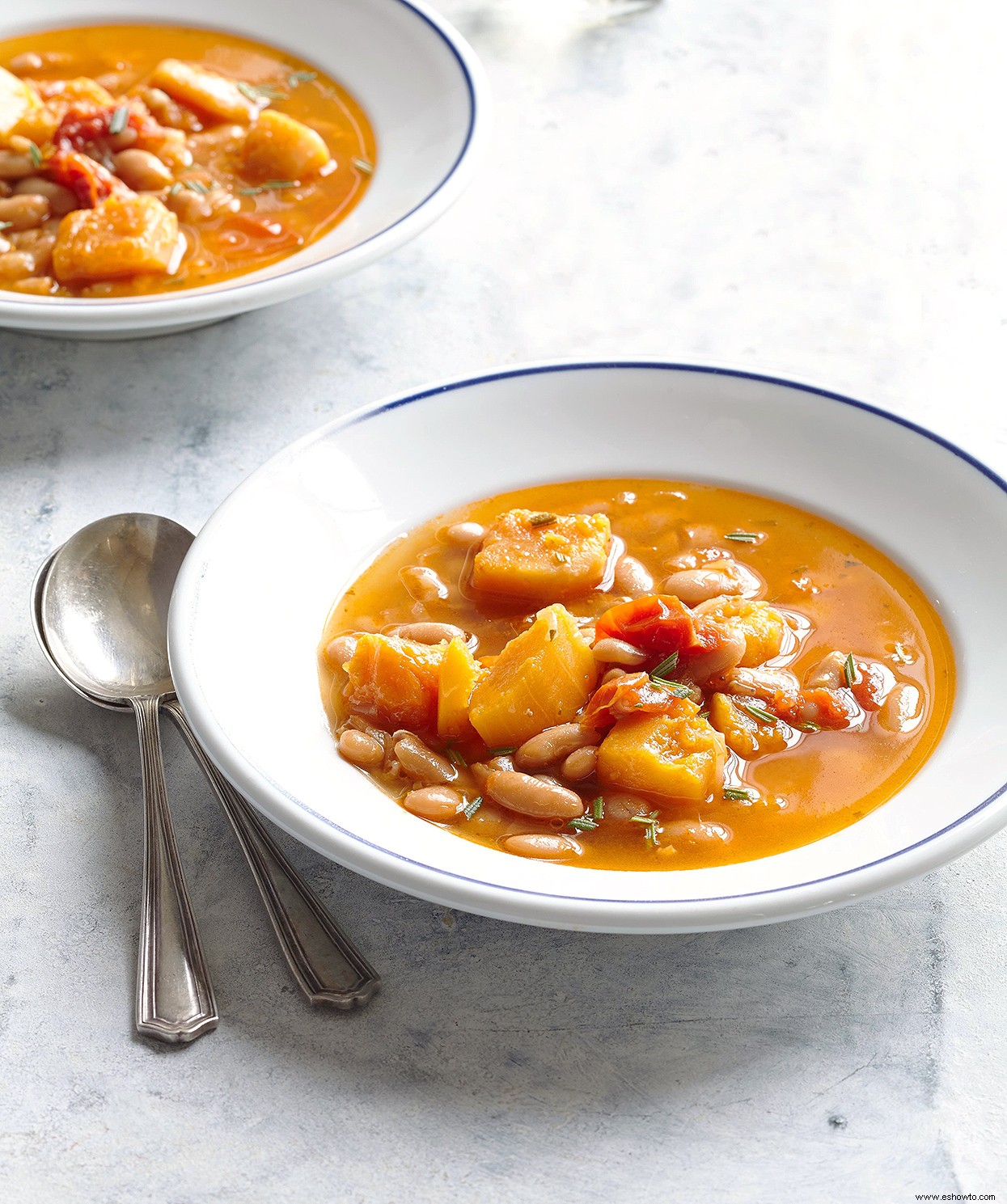 Sopa De Calabaza Butternut Y Frijoles Blancos Con Romero Y Tomates 