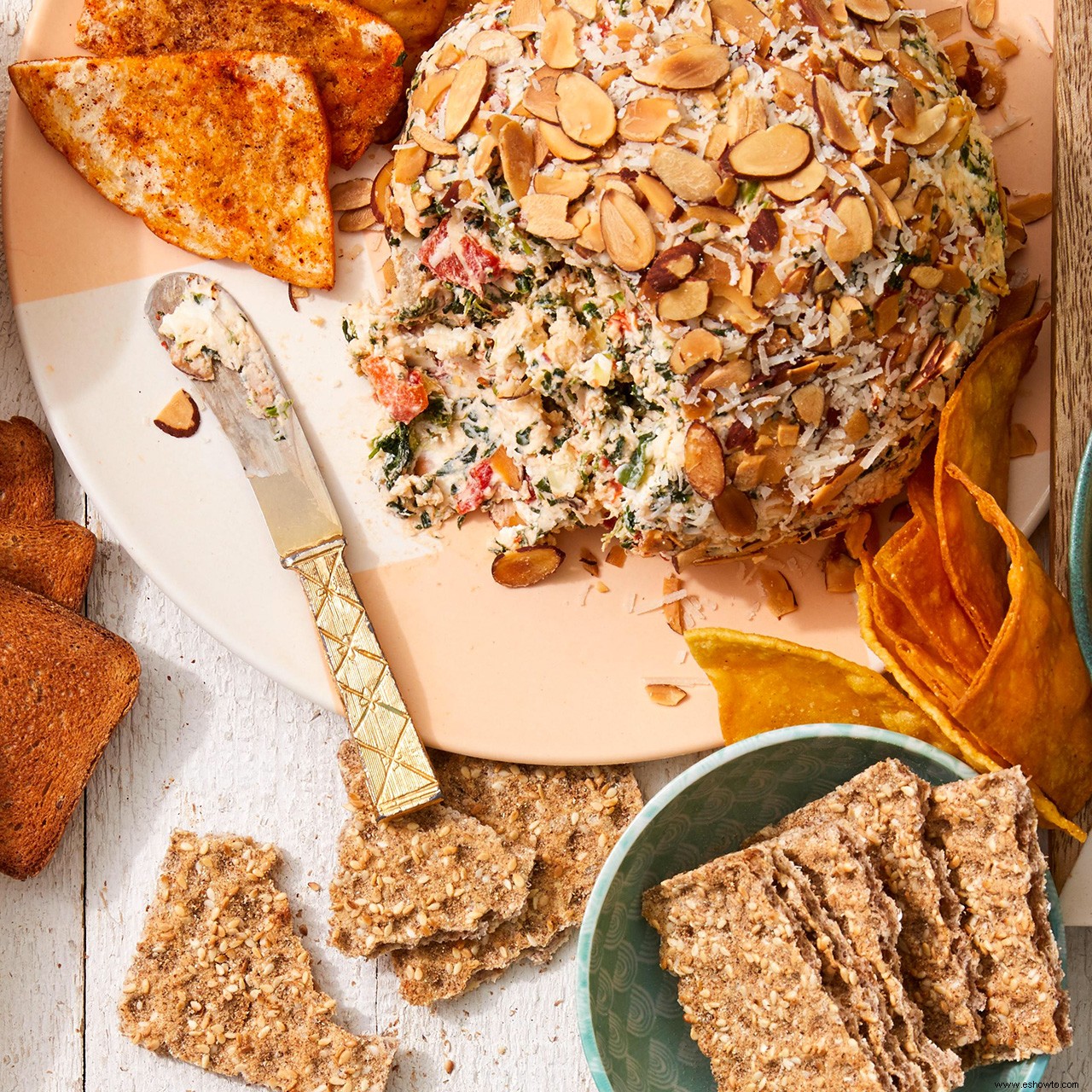 Bola de queso con espinacas y alcachofas 