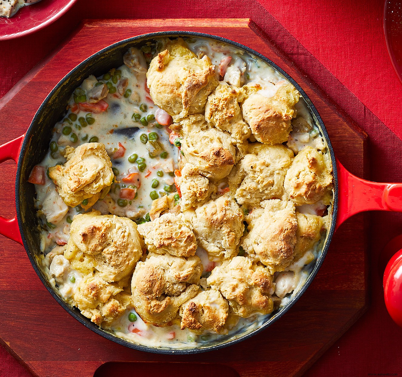 Pastel de pollo y galletas 