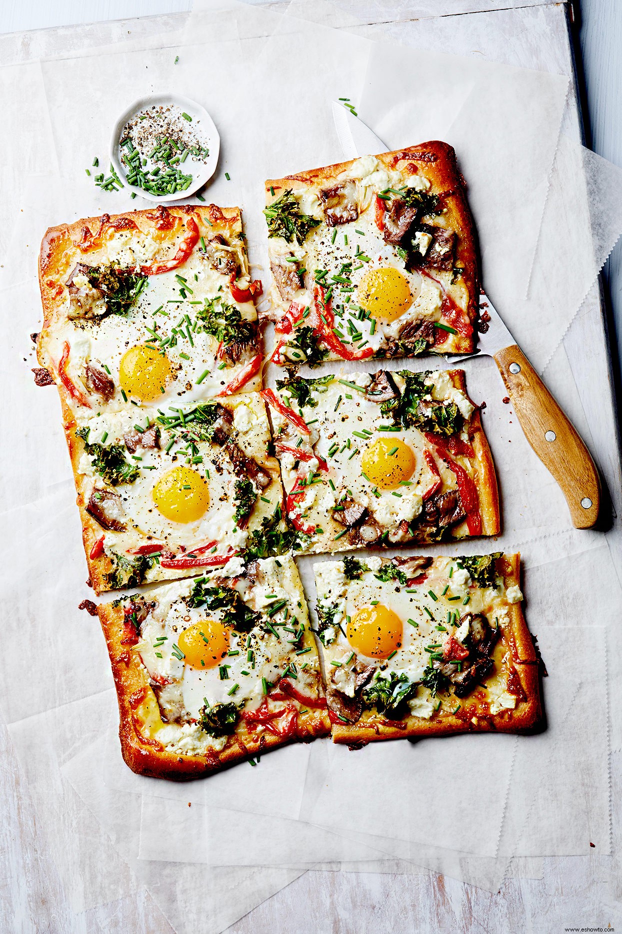 Pizza de bistec y huevo para el desayuno 