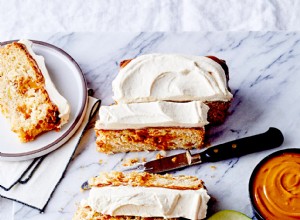 Pastel Poke de Manzana y Caramelo: Receta Húmeda e Irresistible para Otoño