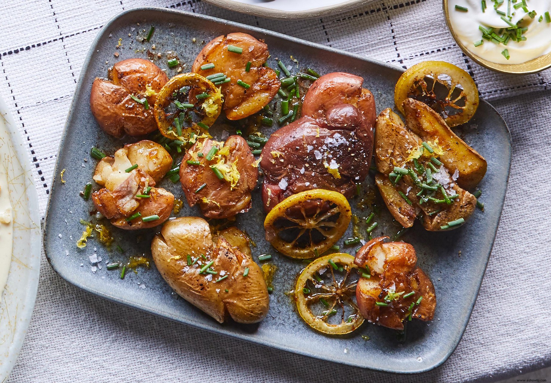 Patatas trituradas con mantequilla de limón marrón 