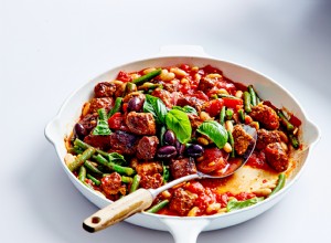 Sartén de Salchichas Italianas, Frijoles Cannellini y Aceitunas con Judías Verdes