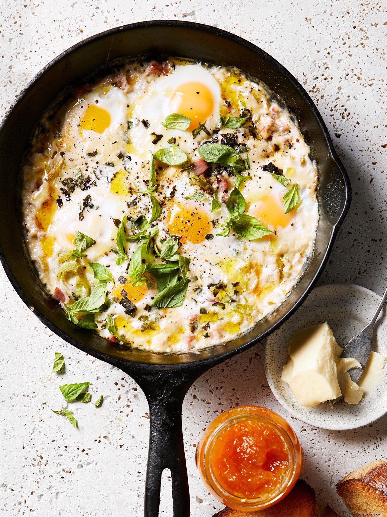 Huevos Asados ​​A La Sartén Y Jamón 