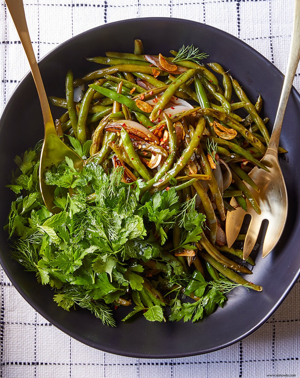 Judías verdes picantes con ensalada de hierbas 