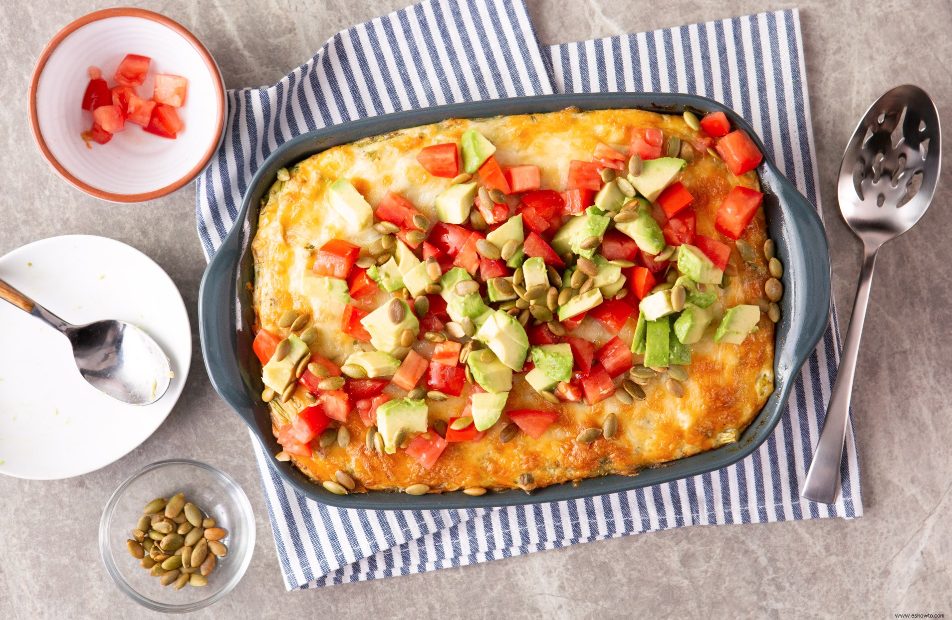 Cazuela de Keto para el desayuno con salchichas y verduras 