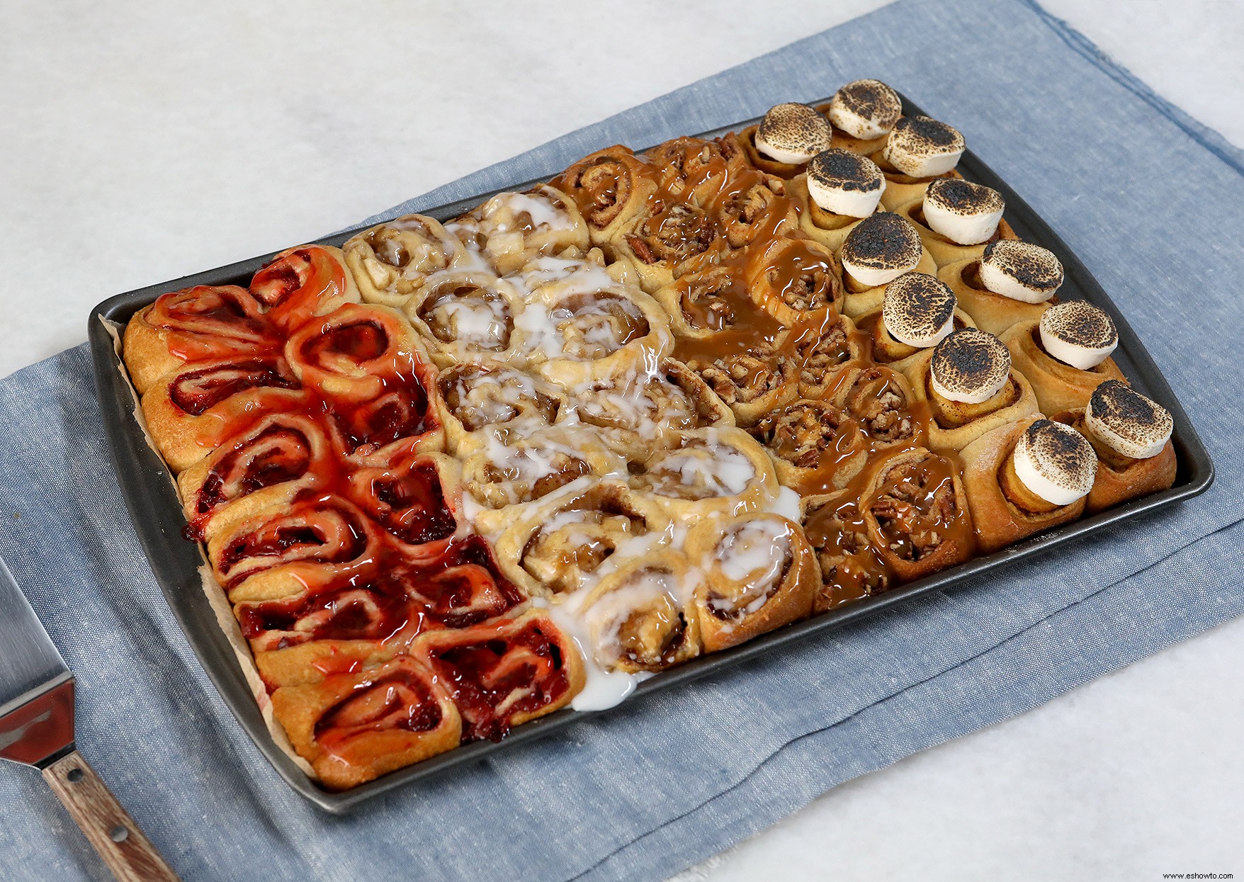 Rollos de canela de pastel festivo de una sartén 