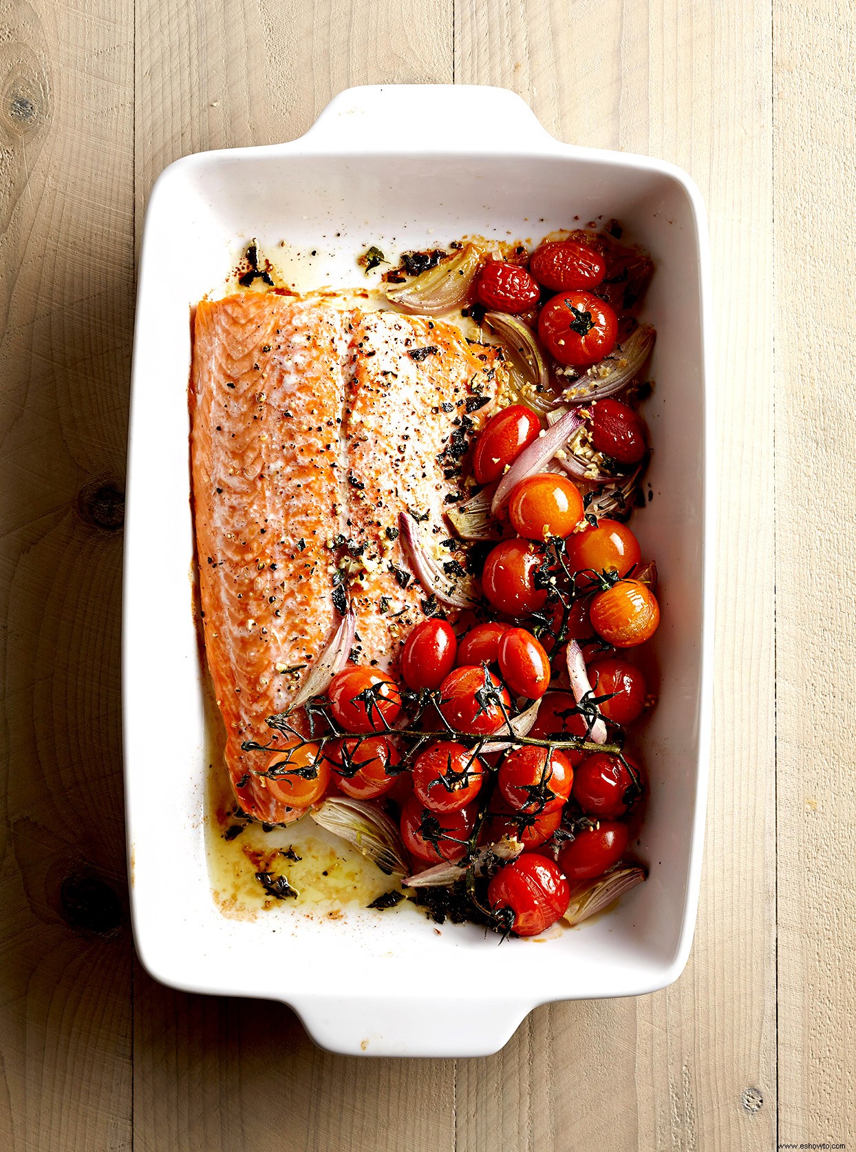 Salmón con Tomates Asados ​​y Chalotes 