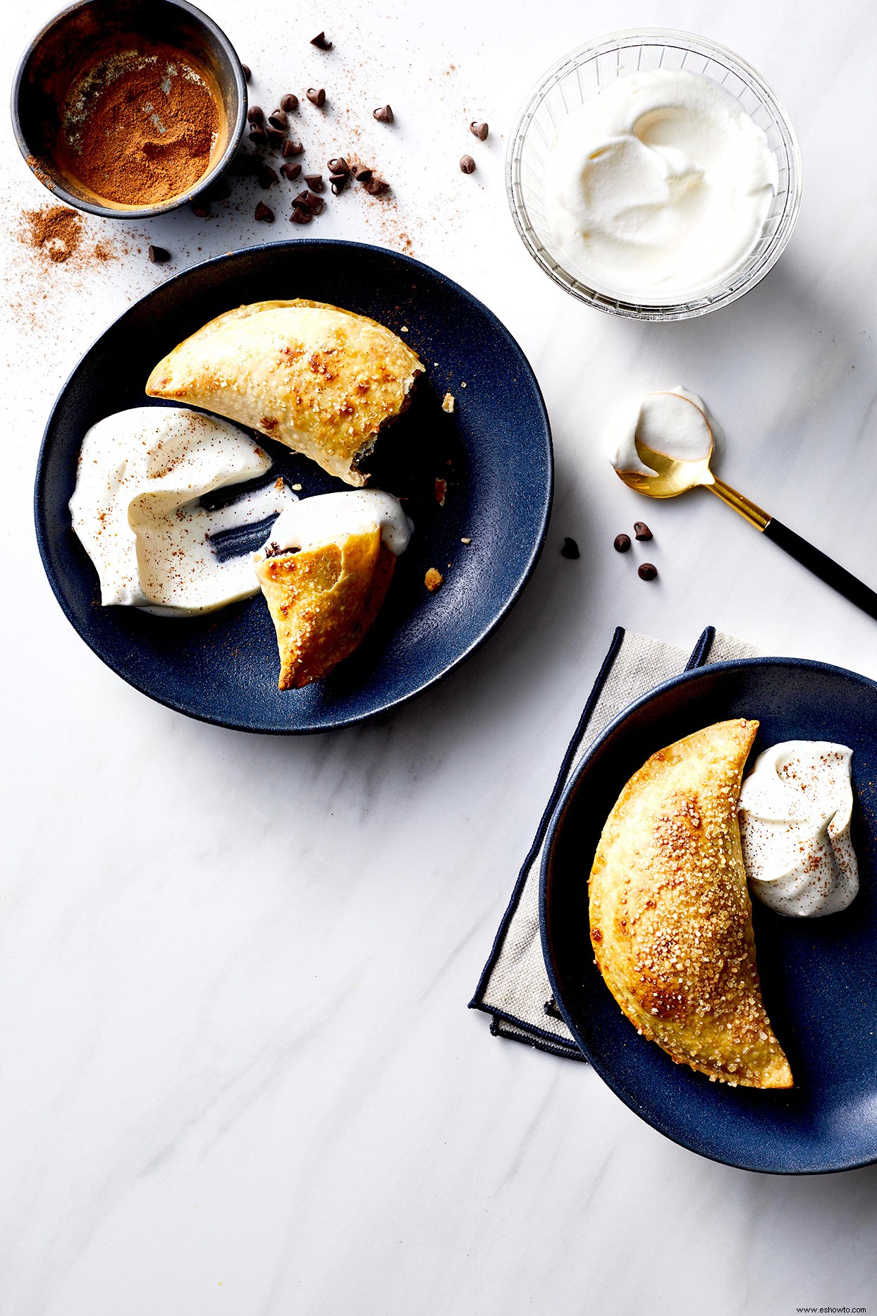 Empanadas Air-Fryer de plátano y chocolate con crema batida de canela 