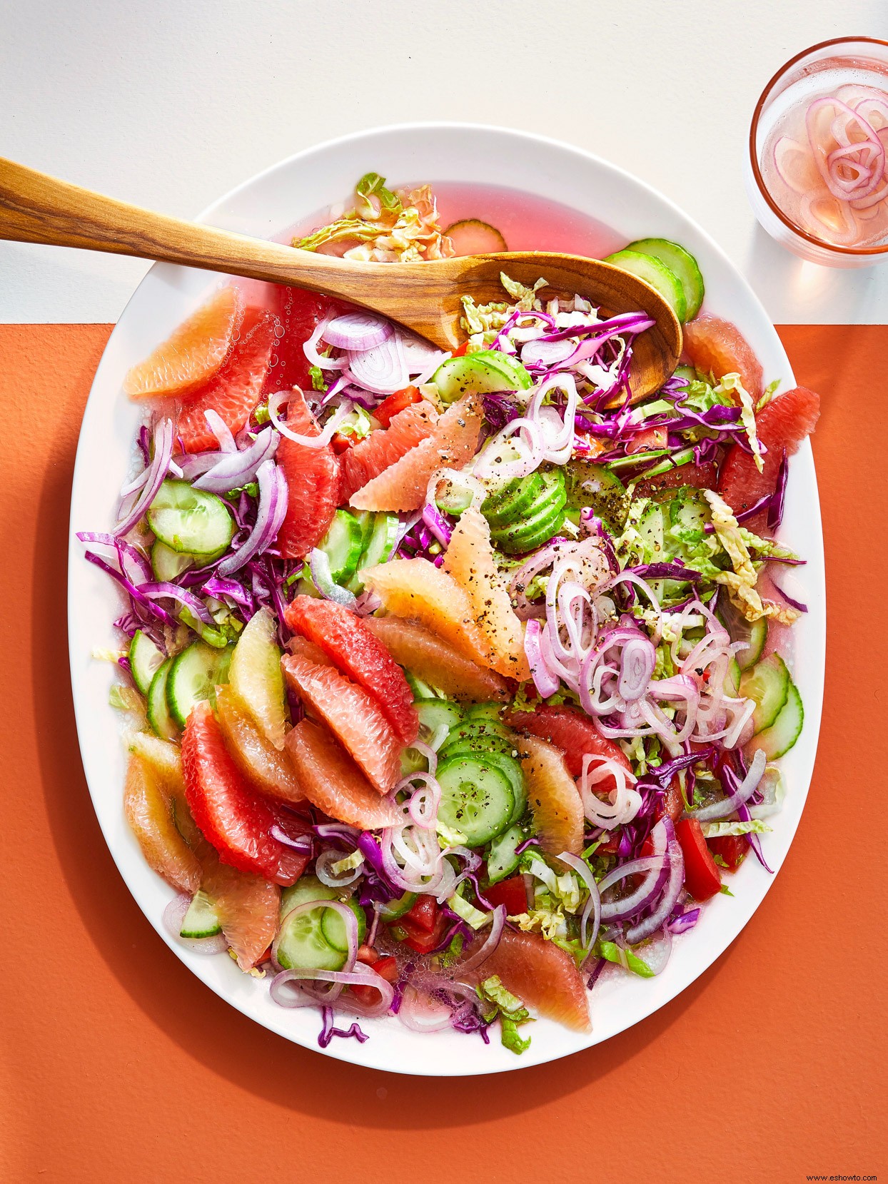 Ensalada de cítricos y pepino con chalotes en escabeche 