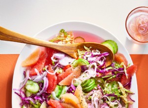 Ensalada refrescante de cítricos, pepino y chalotes en escabeche