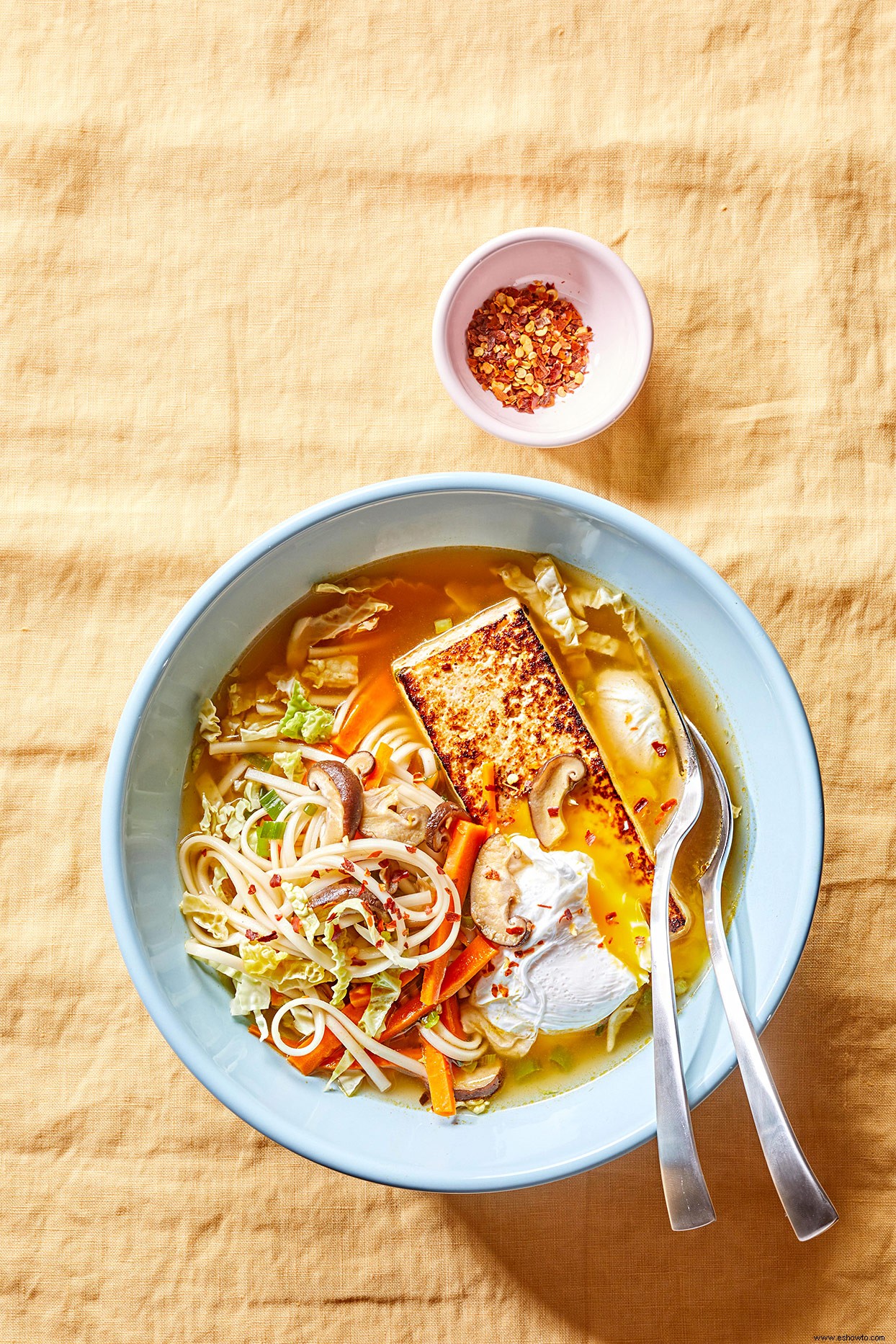 Tazón de fideos con tofu y huevos escalfados 