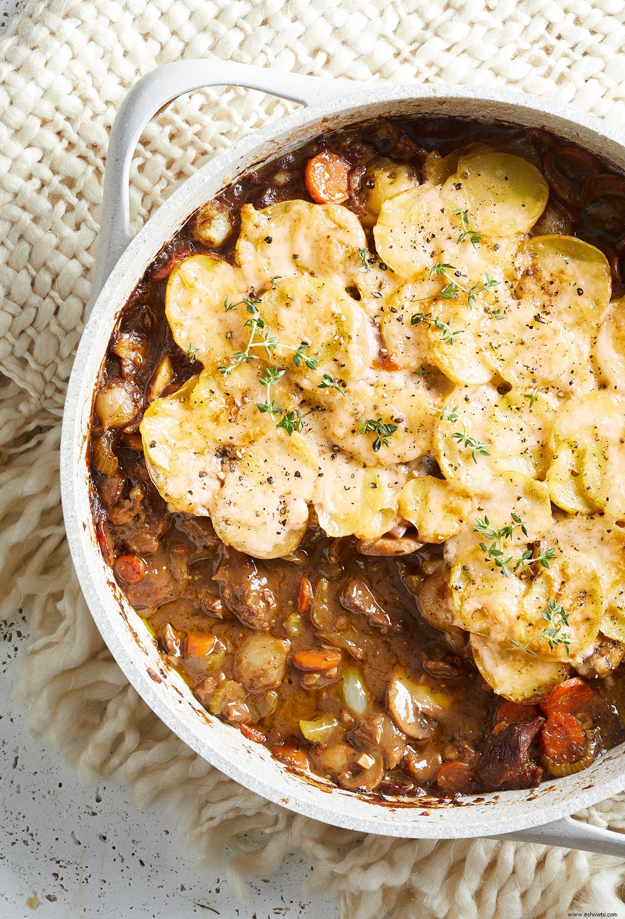 Estofado de ternera al vino tinto con patatas con queso 