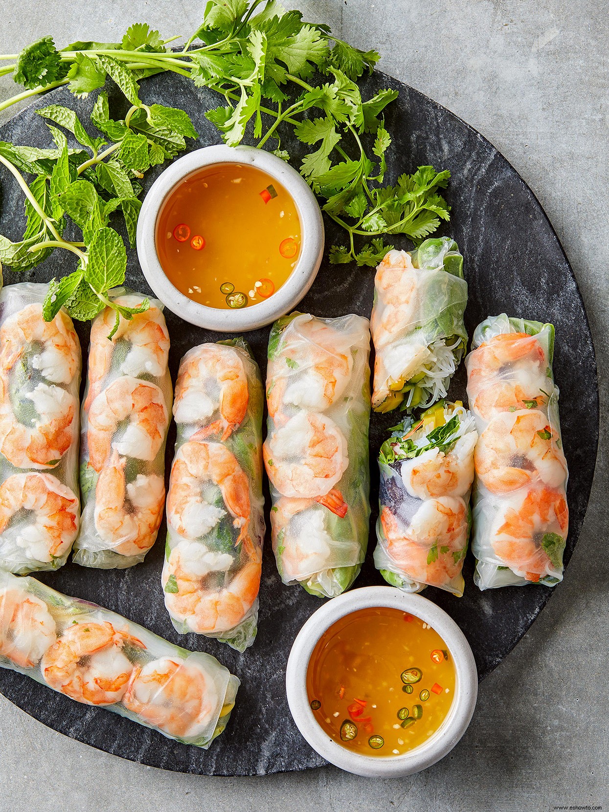 Rollos de papel de arroz con camarones y mango 