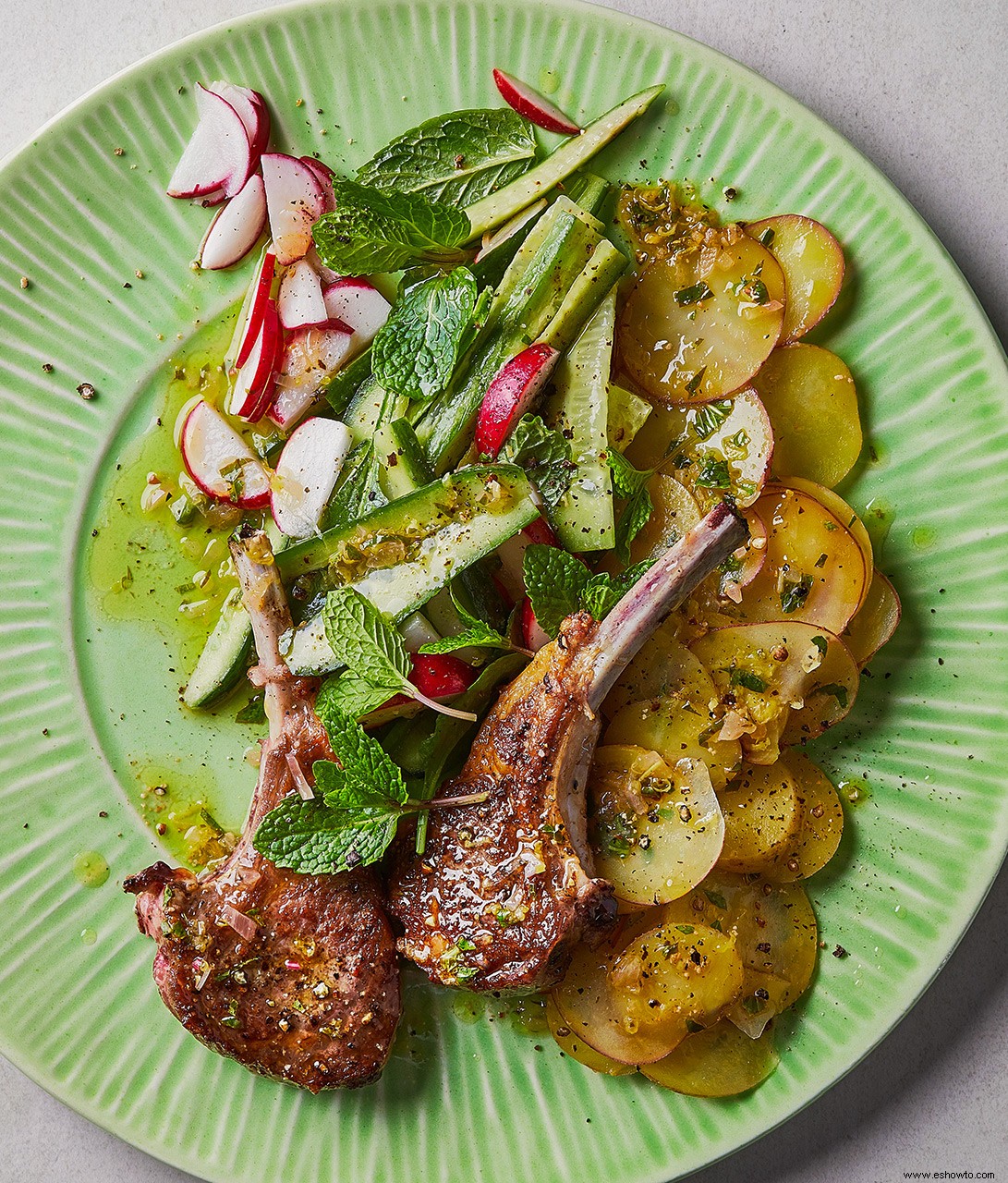 Chuletas De Cordero Con Patatas Y Vinagreta De Mantequilla De Hierbas Y Marrón 