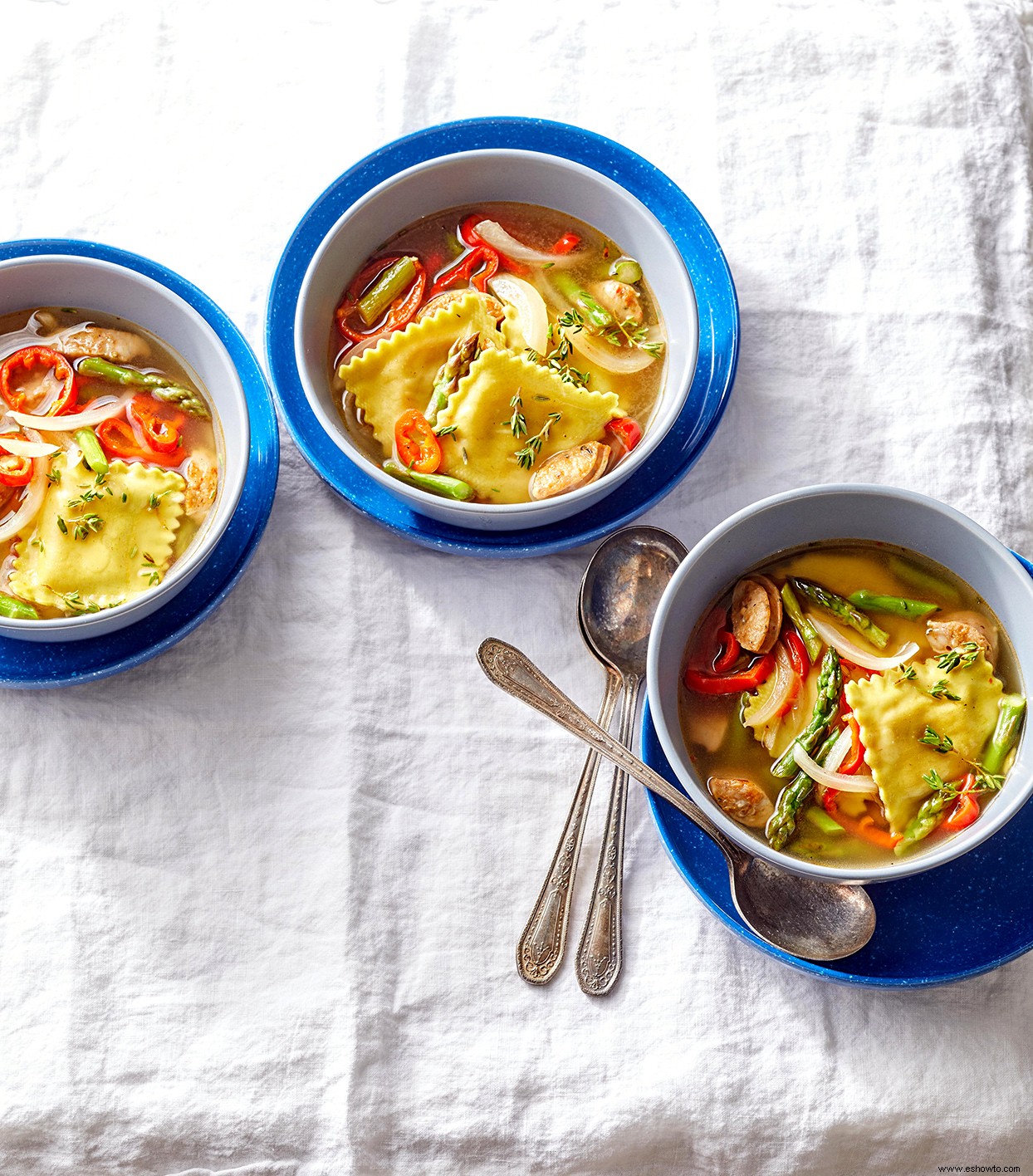 Sopa De Salchicha De Pollo, Verduras Y Ravioli 