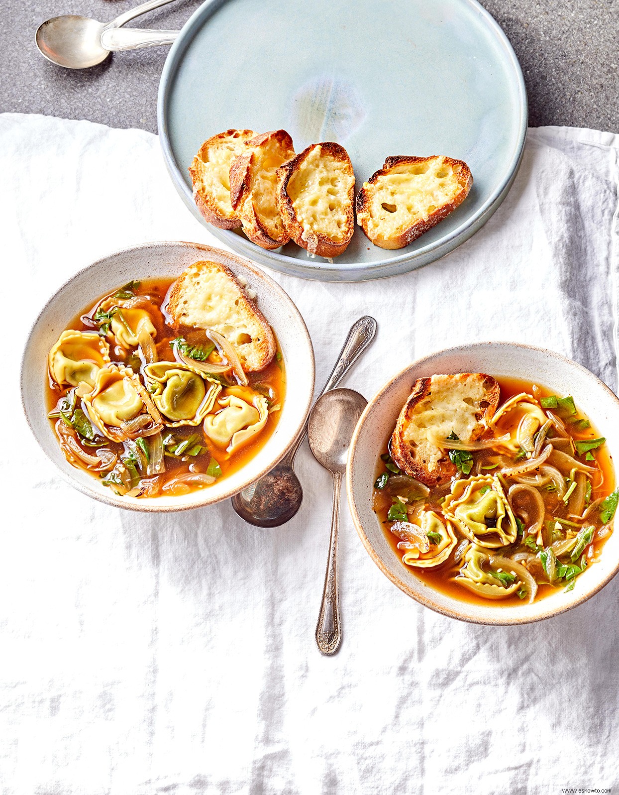 Sopa De Espinacas Y Cebolla Francesa Con Tortellini 