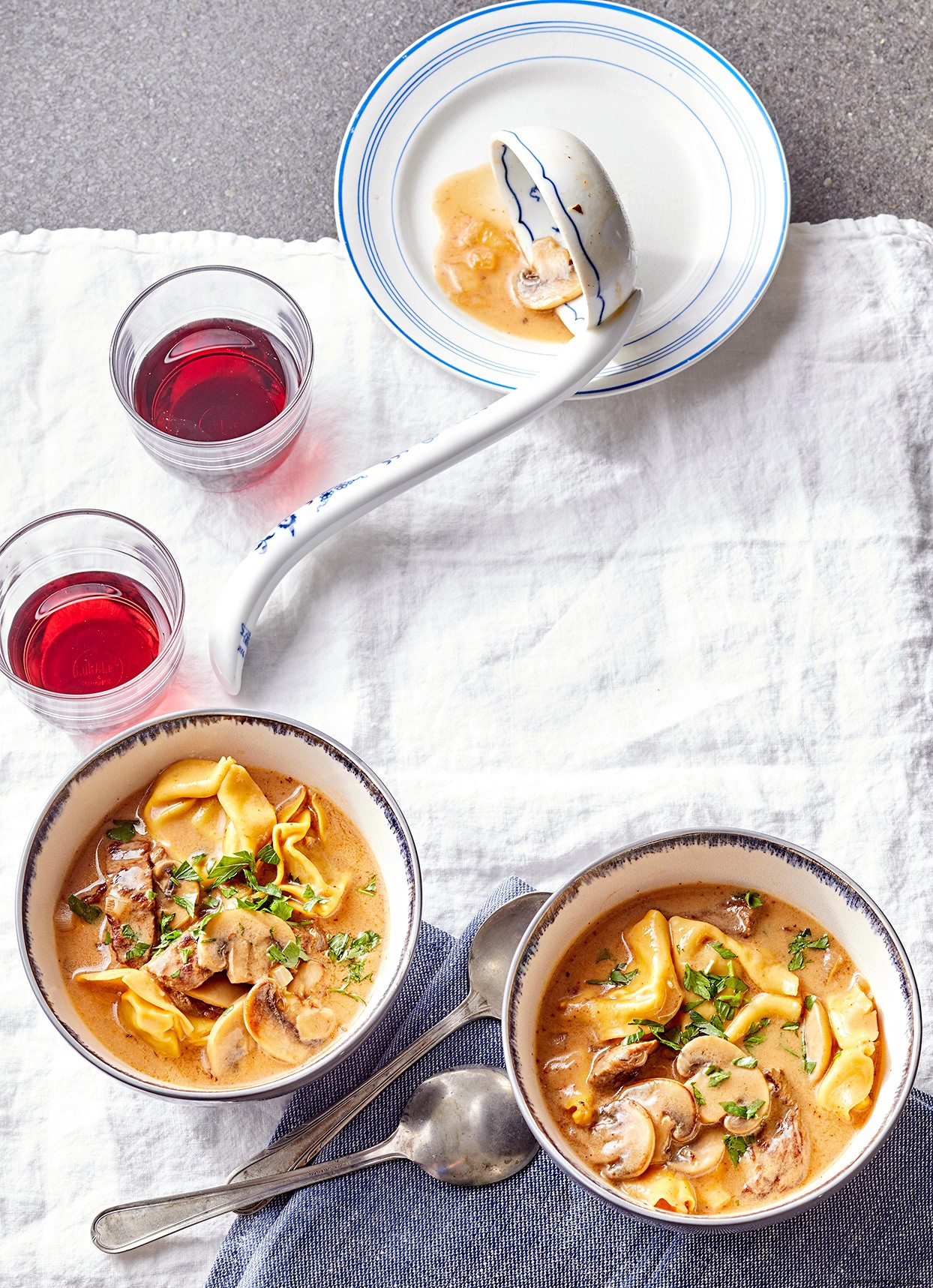 Sopa cremosa de carne y tortellini 