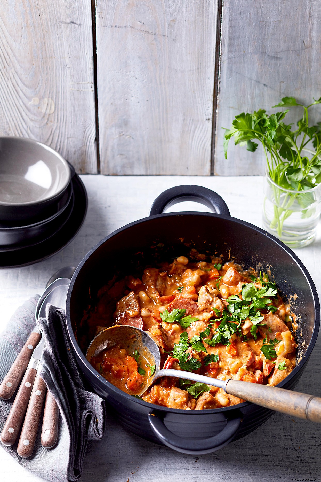 Cassoulet de cerdo en una olla 