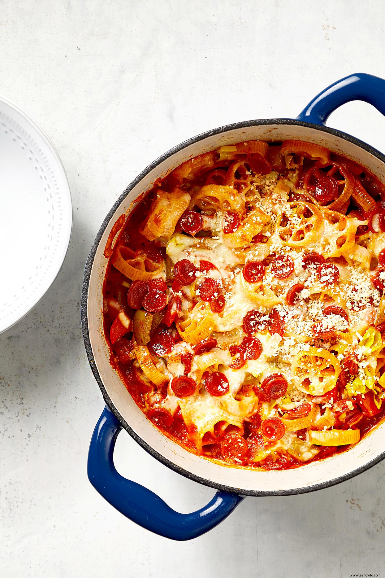 Pasta de pizza con pimiento doble y pepperoni 