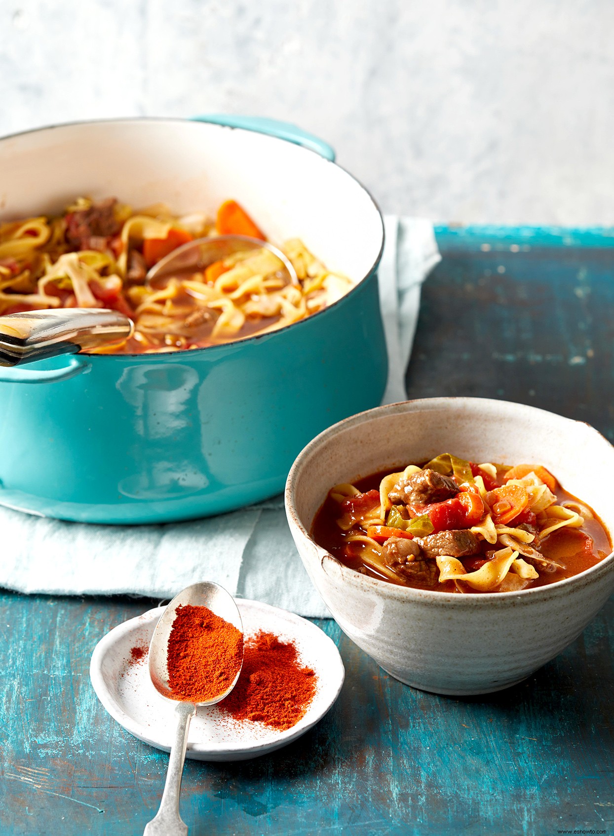 Goulash de carne de res en una olla 