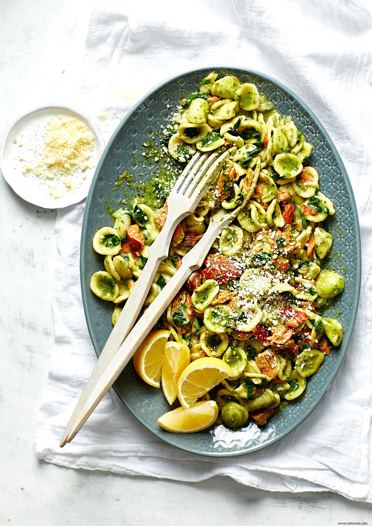 Orecchiette al pesto con espinacas y salmón ahumado 