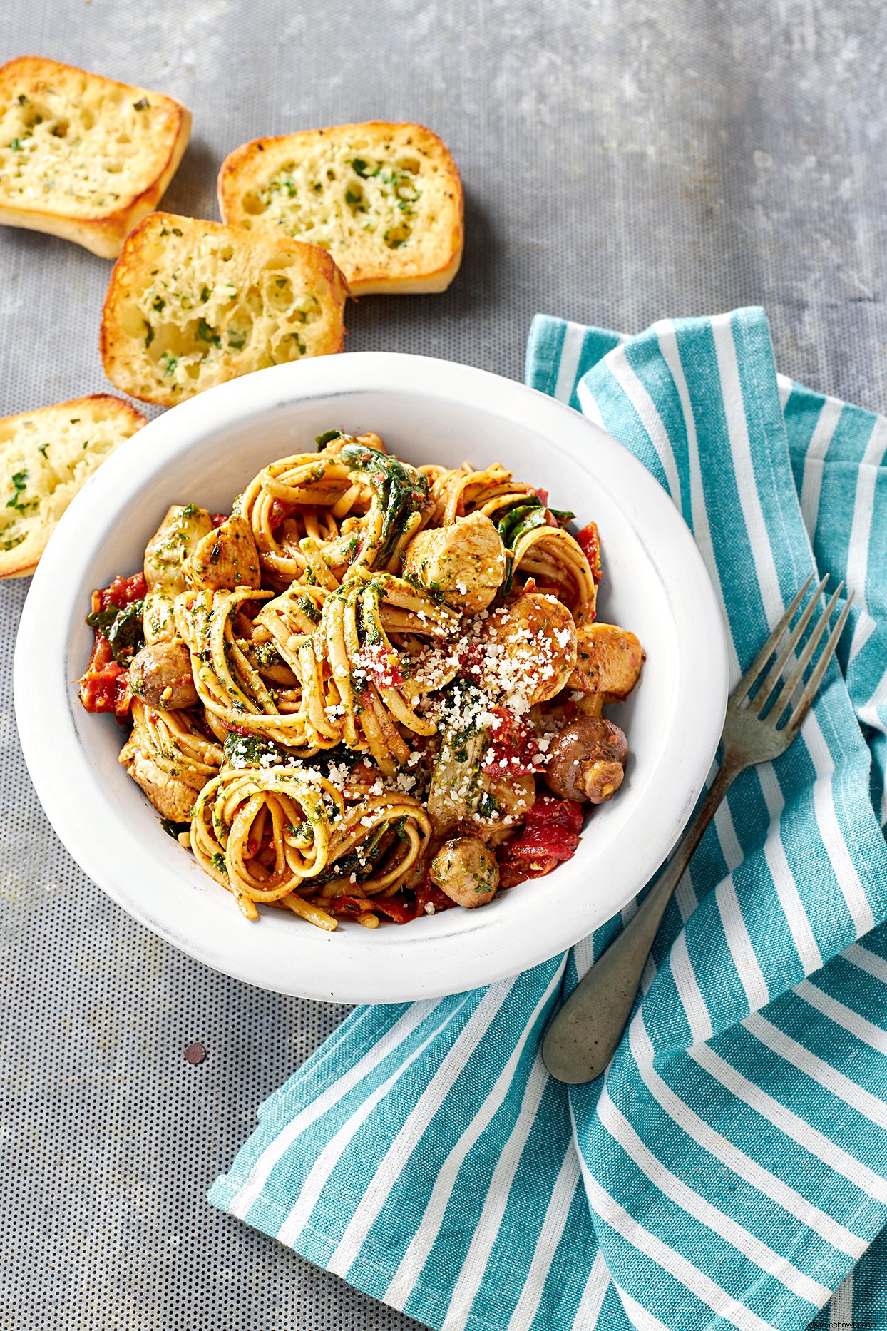 Pasta toscana con dos tomates y pollo 