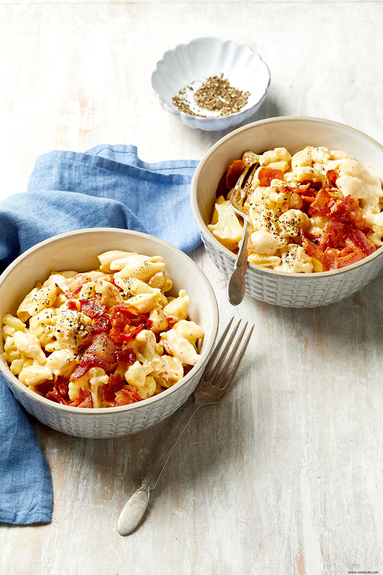 Coliflor, conchas de tocino y queso 