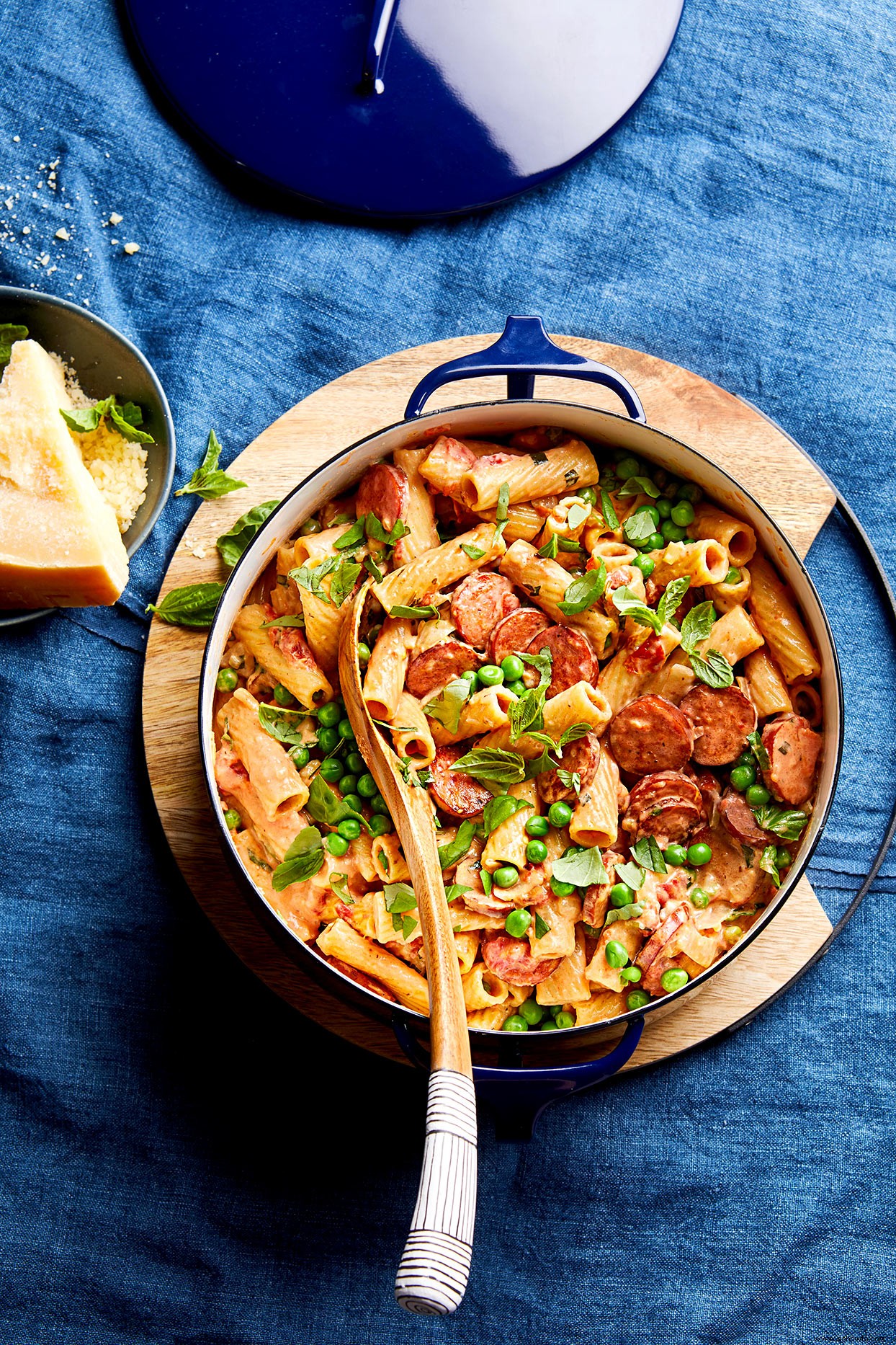 Rigatoni de salchicha cremosa con guisantes 