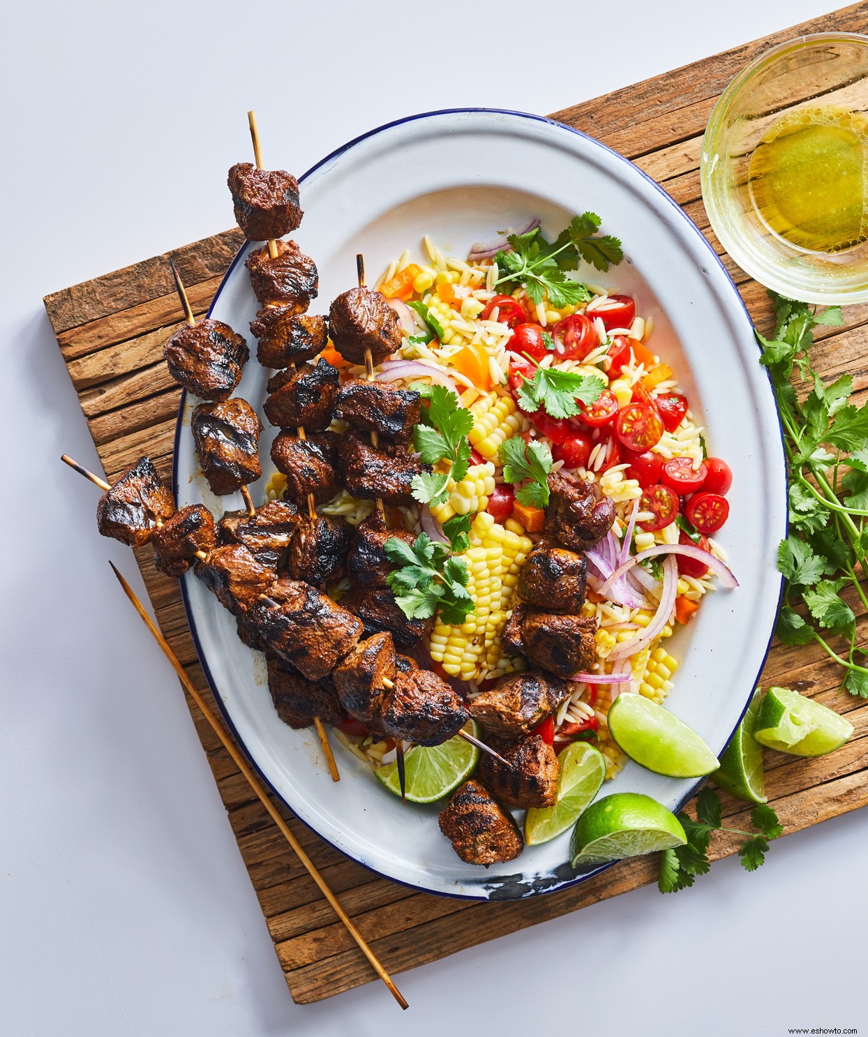 Brochetas de Ternera con Ensalada de Maíz y Orzo 