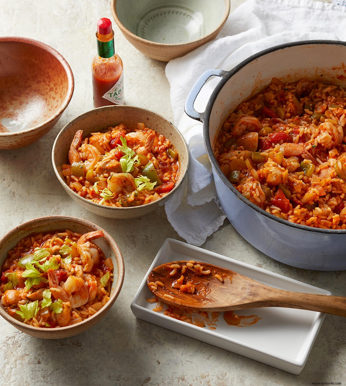 Jambalaya de pollo y camarones en una olla 