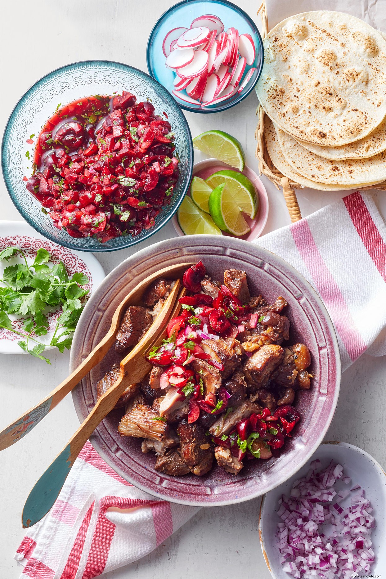 Tacos de carnitas de puerco con salsa de cereza y chipotle 