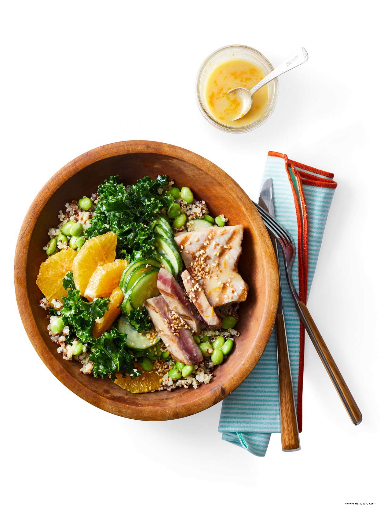 Tazones de col rizada y quinoa con aderezo de miso y atún 