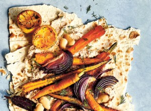 Zanahorias, cebollas y limones asados con comino sobre puré de frijoles gigantes